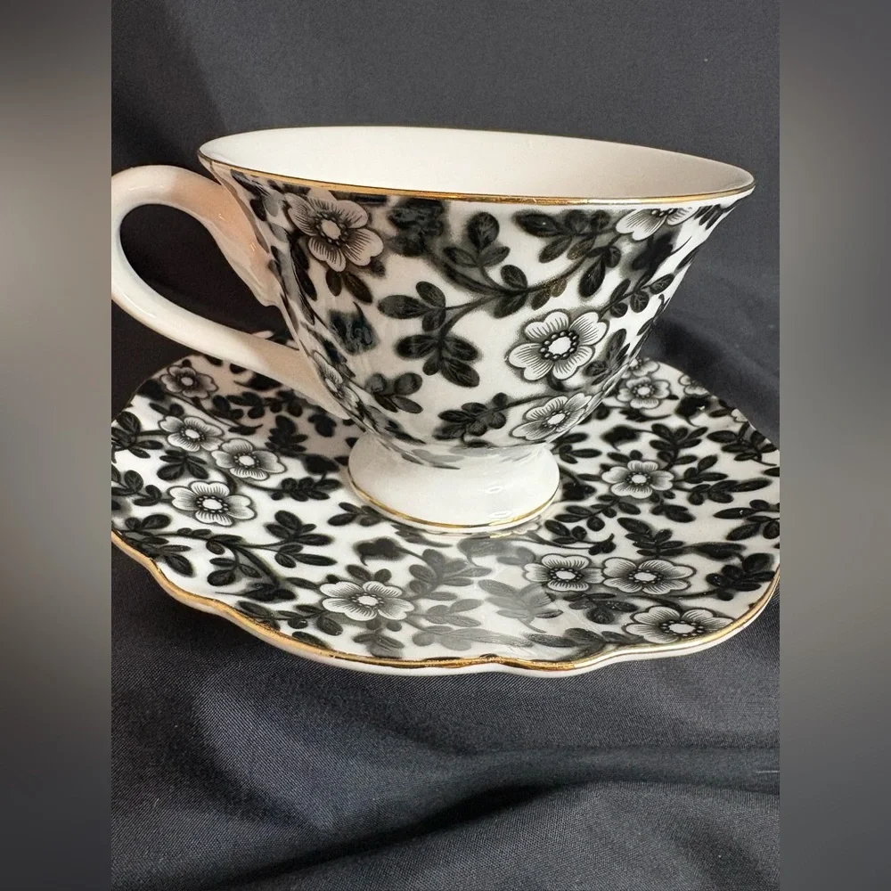 2 sets of Grace Tea ware cup and saucers - Picture 4 of 5